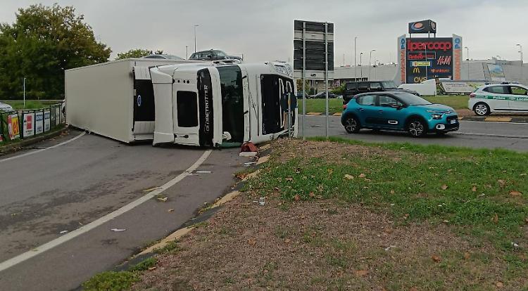 Camion si ribalta in tangenziale di fronte all'Itis Torriani, caos viabilità 