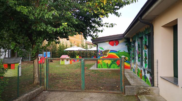 Vandali scatenati, la schiuma dell'estintero cosparsa sui giochi della scuola materna