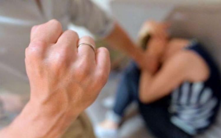 «Presa a calci dal patrigno, mi ha negato l’università»