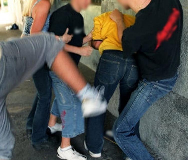 Pestato dal branco: 21enne grave