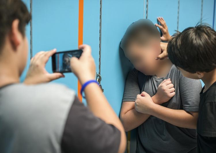 Bulli e cyberbullismo, Canale ai ragazzi: «Denunciate!»