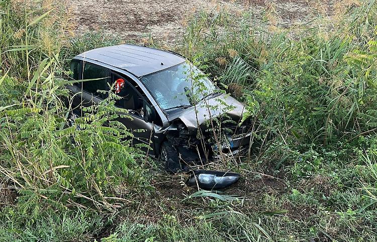 Scontro tra due auto e un autoarticolato, quattro uomini trasportati in ospedale