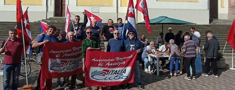 Bandiere rosse e 600 firme per il Che Guevara