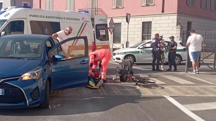 Investita in bici in via Carlo Urbino, 59enne ricoverata