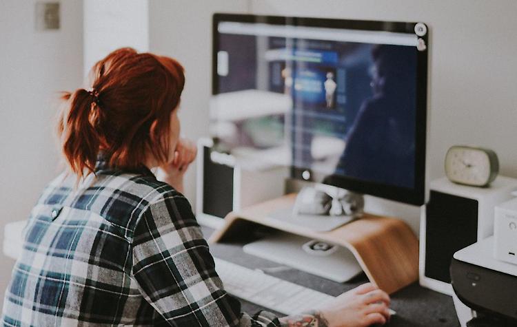 Lavoro allo specchio: lo stipendio e i colleghi le variabili che contano