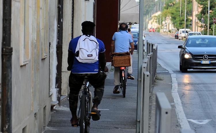 Marciapiede a raso usato come ciclabile: un incubo uscire dai portoni