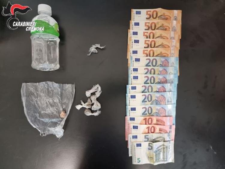 Colti sul fatto durante uno scambio di droga, un arresto e una segnalazione