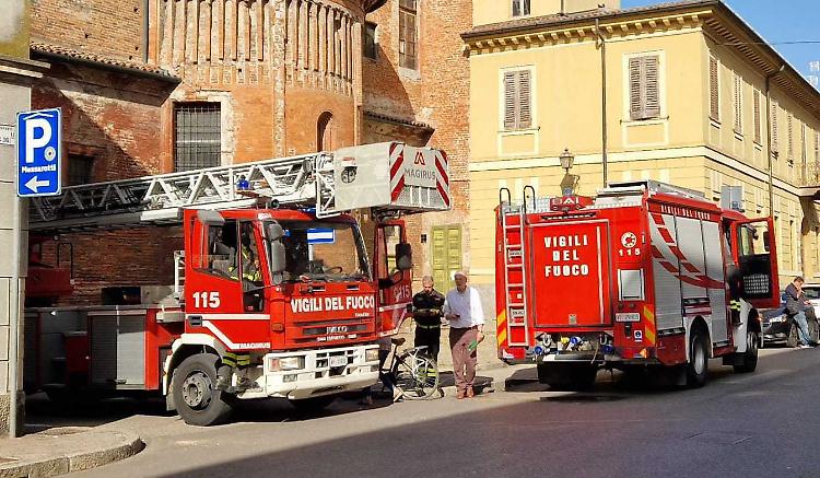 L'allarme. Calcinacci giù dal cornicione, vigili del fuoco a Santa Lucia
