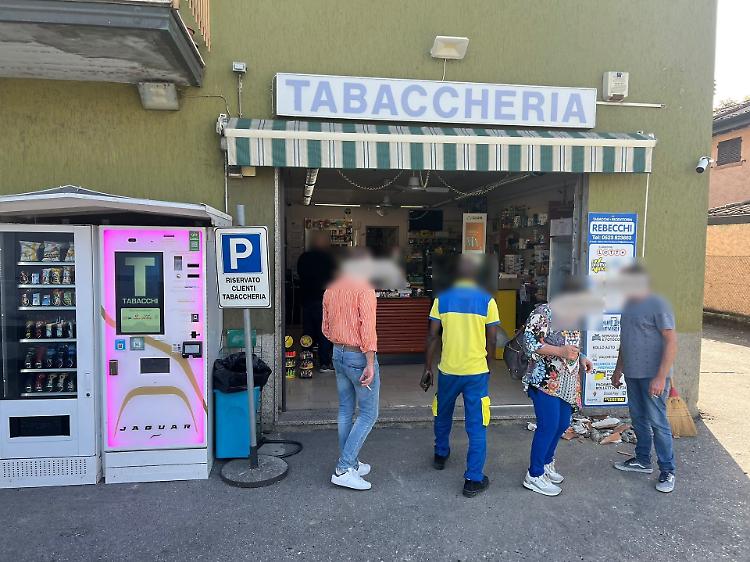 Spaccata nella notte alla tabaccheria con un mezzo agricolo rubato