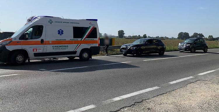 Scontro tra auto: coinvolti tre ragazzi
