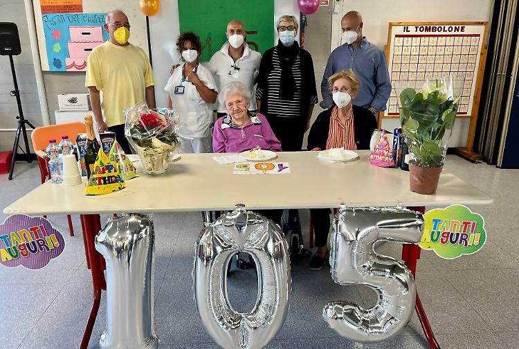 Festa alla rsa di Castelvetro: Fernanda compie 105 anni