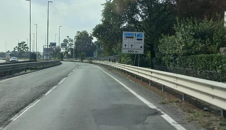 Tombino da sostituire, cantiere di Padania Acque in via Seminario