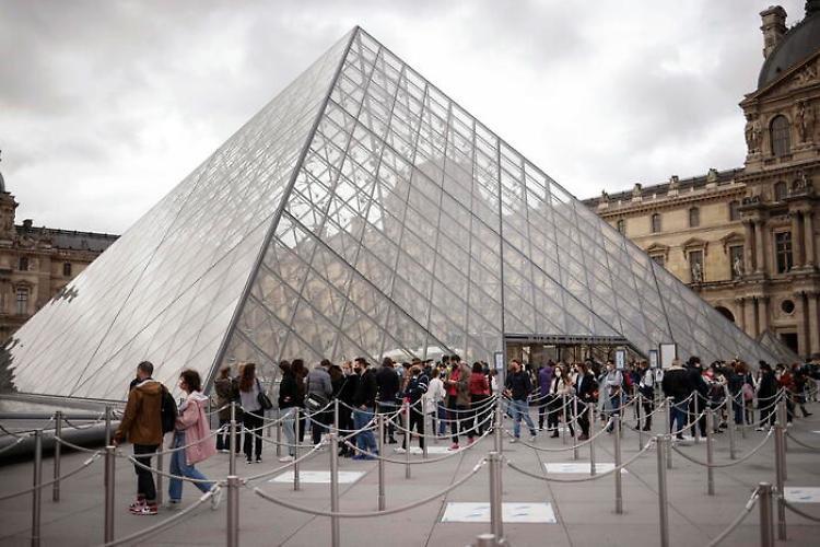 Louvre chiuso per motivi sicurezza dopo l'attacco in Francia 
