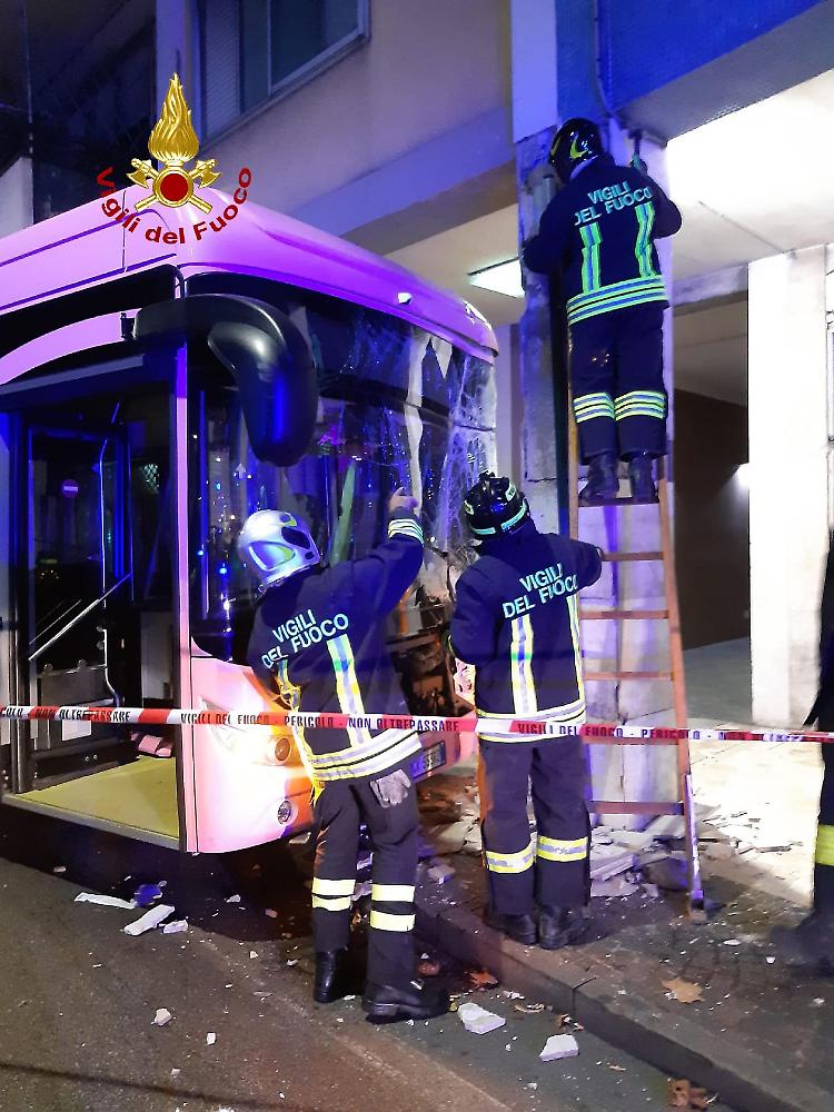 Mestre, nuovo incidente: bus elettrico contro un pilastro