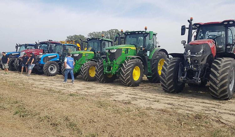 Carosello di Trattori in aratura, edizione da record