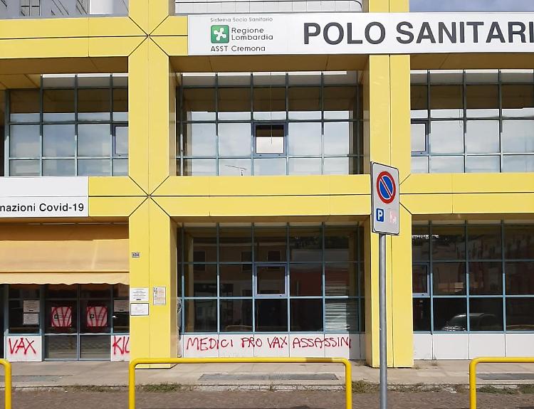 Scritte no vax sui muri dell'hub vaccinale 