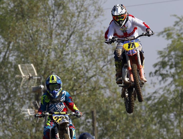 Motocross, cade lungo il circuito. Grave un 46enne