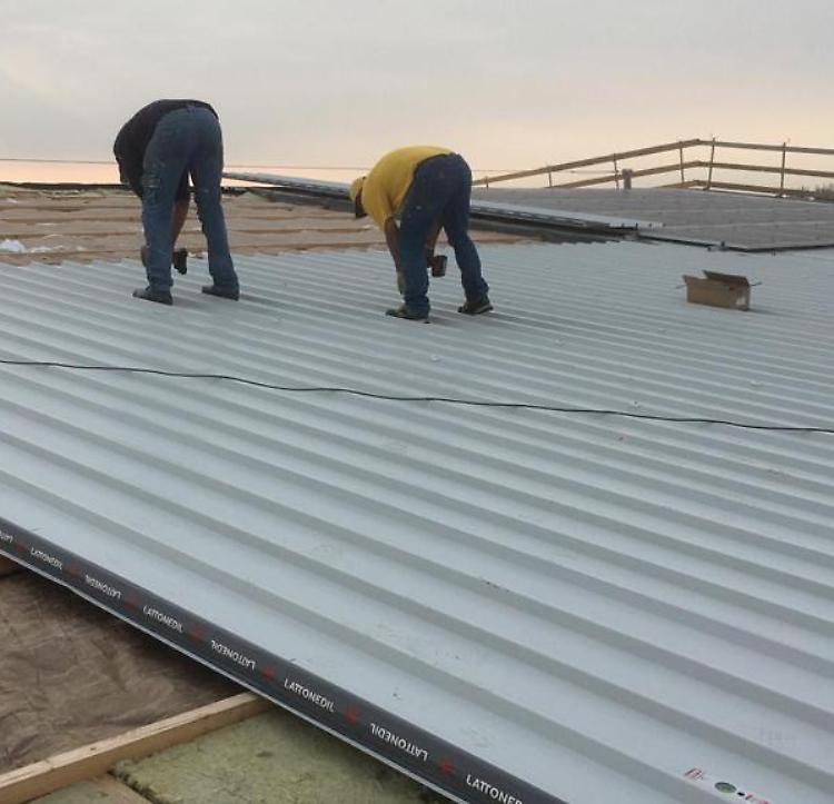 Copertura del palazzetto. Il sindaco Priori: manca  solo il fotovoltaico