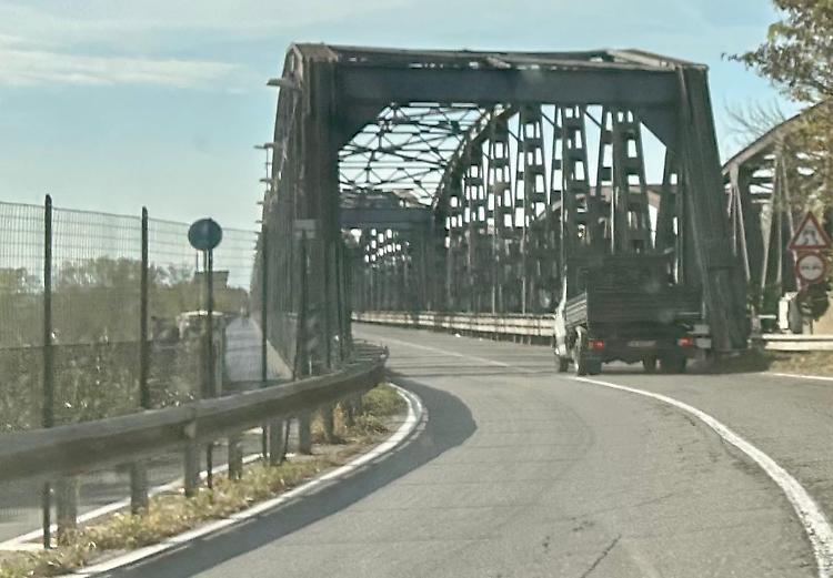 Castelvetro Piacentino. Ponte di Po fra rattoppi e mugugni