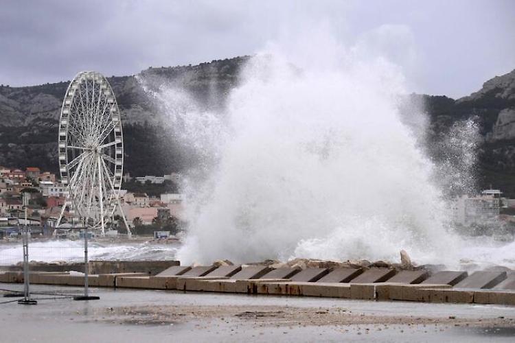 Maltempo in Francia, cedono due ponti vicino a Nizza 