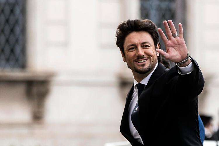 Mediaset sospende Giambruno dalla conduzione