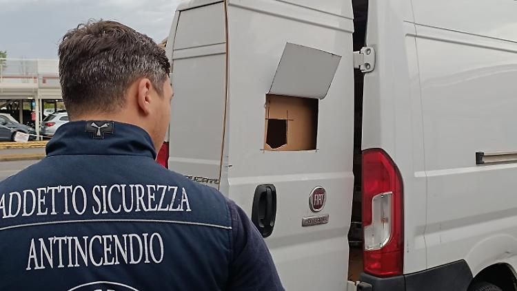 Con il flessibile tagliano il portellone del furgone, via 10 scatoloni di sigarette