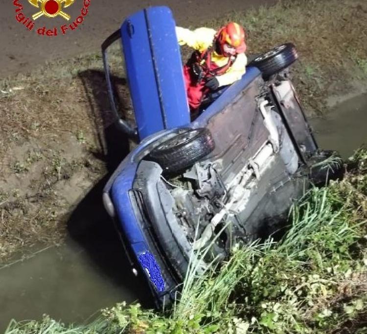 Si ribalta con l'auto nel canale, guidatore salvo per miracolo