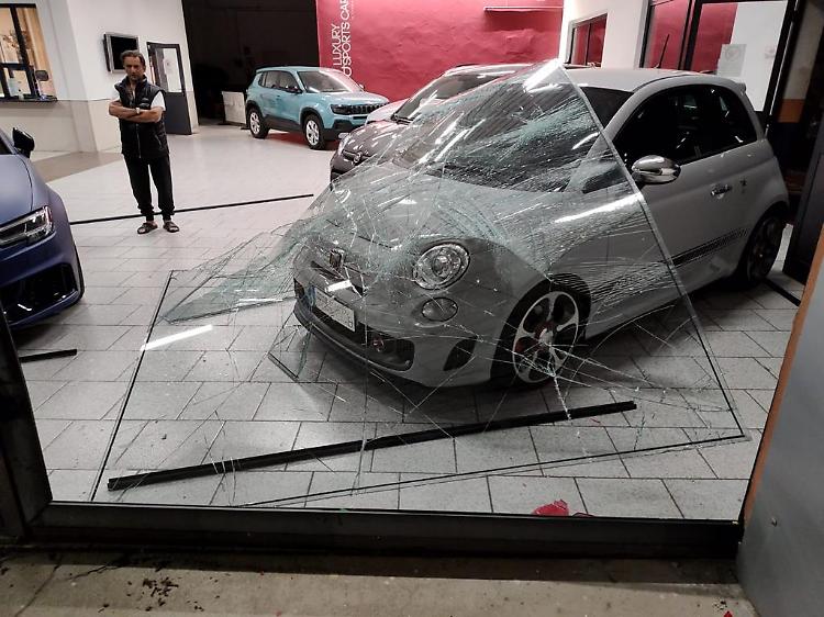 Spaccata nella notte presso l’autosalone Bodini a Levata, danni ingenti
