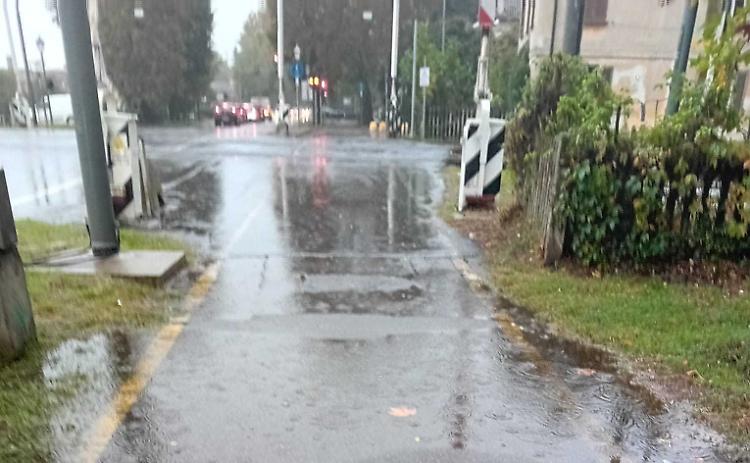 Prime piogge autunnali, impraticabile la ciclo pedonale sul viale di Santa Maria