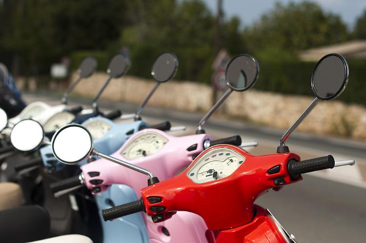 Piaggio, raduno di mezzi a motore in piazza