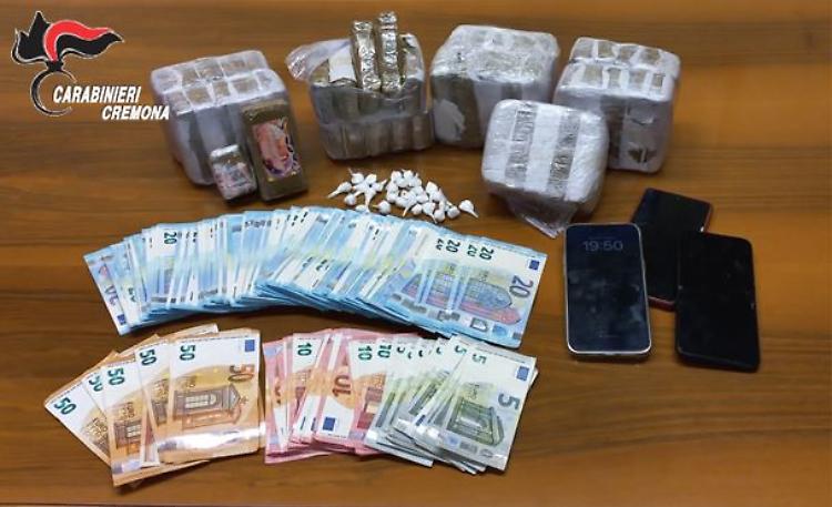 Scacco allo spacciatore trovato in possesso di 28 dosi di cocaina e 4,7 chili di hashish