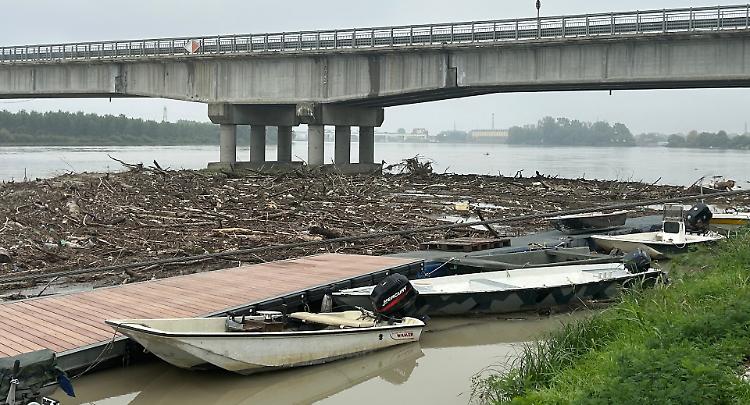 Po in risalita: è allerta piena, troppi  detriti fuori controllo 