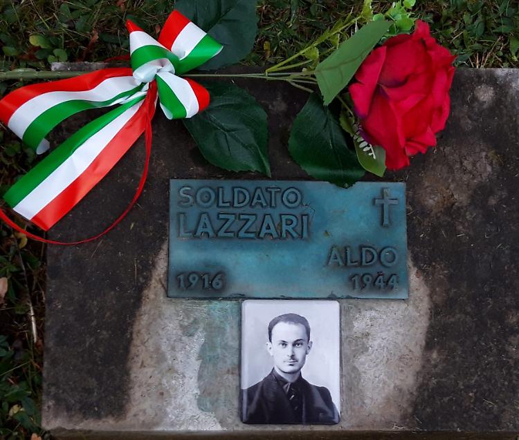 Onore al Caduto, la foto e il fiore del soldato Aldo