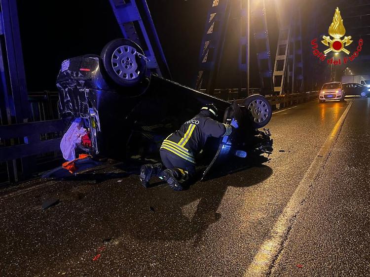 Incidente nella notte, auto si ribalta sul ponte