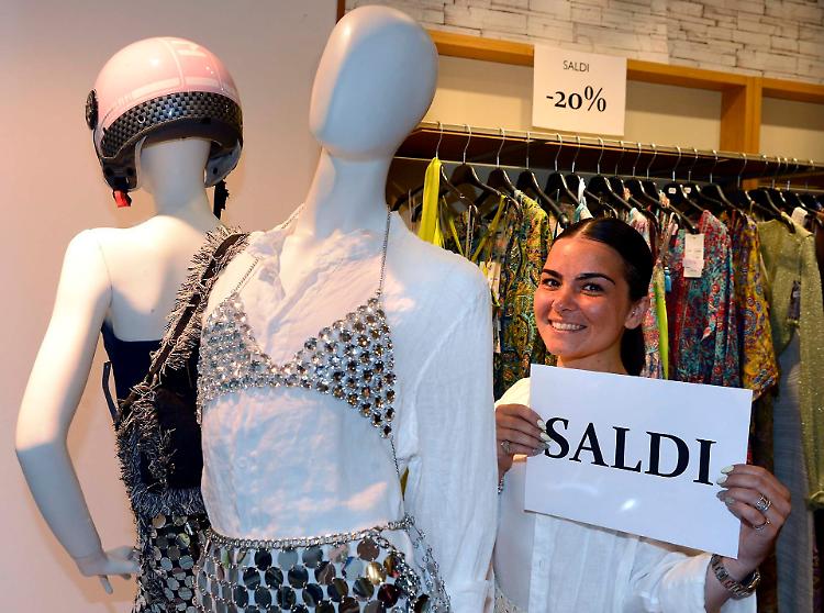 Con il caldo record le vendite a picco: «Saldi da febbraio»