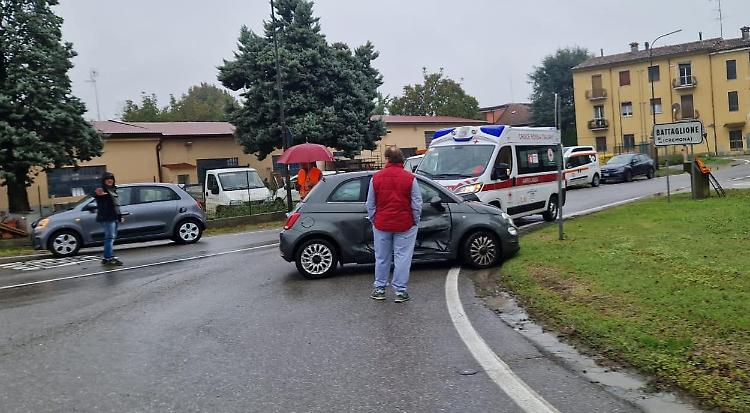 Scontro al Battaglione tra due auto, un ferito al pronto soccorso