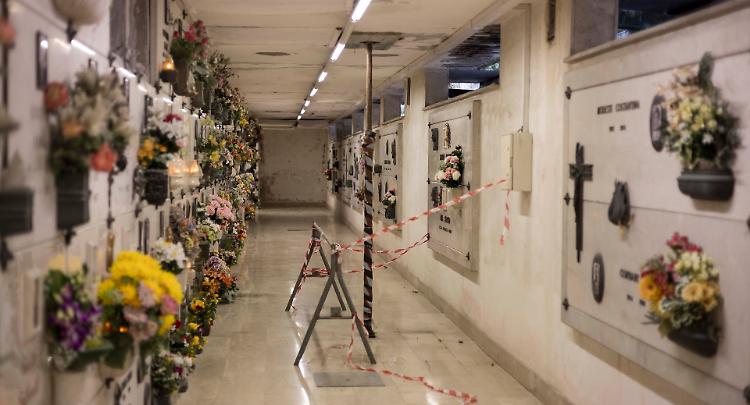 Al cimitero fiori e ricordo dei defunti fra impalcature e cantieri