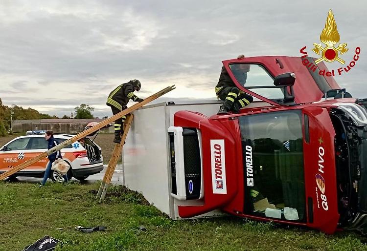 Monticelli, scontro tra auto e furgone: due feriti in ospedale