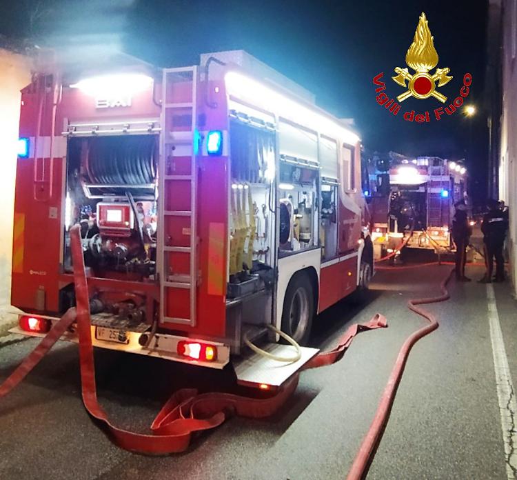 Principio d'incendio in mansarda, paura in piazza Garibaldi. Nessun ferito