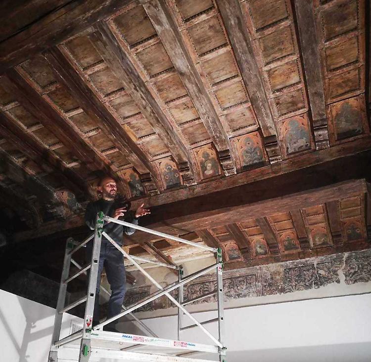 Tavolette e fregi fuori dall’oblio di casa Pescaroli 