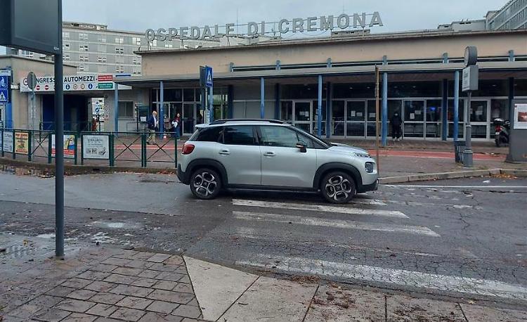 Investita sulle strisce davanti al Maggiore, codice giallo per una 50enne
