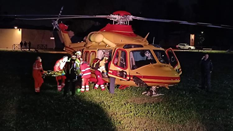 Mamma e figlio di 7 anni investiti, il bimbo in eliambulanza a Brescia