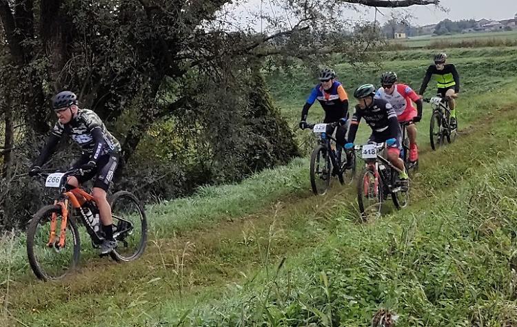Al Bosco tutti a seguire la gara di  mountain bike 