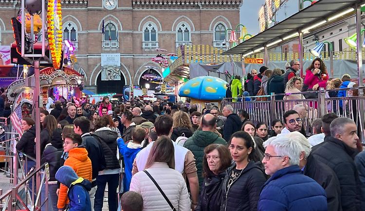 San Carlo, è già grande folla