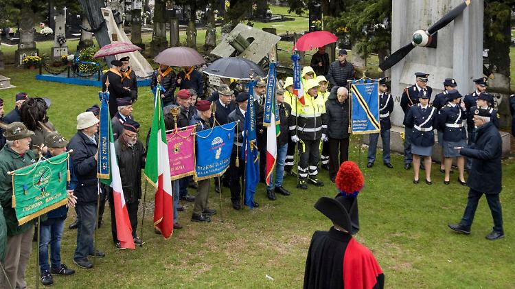 Al cimitero il ricordo dei defunti e gli onori ai caduti