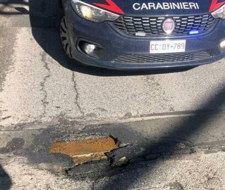 Buche-voragini sul ponte, gli automobilisti chiamano i carabinieri