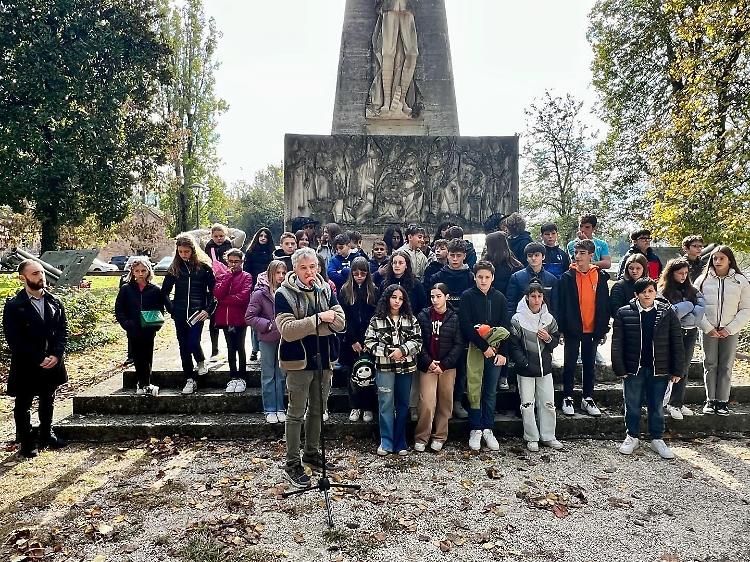 L'Inno d'Italia cantato dai ragazzi per le celebrazioni del 105° anniversario di Vittorio Veneto