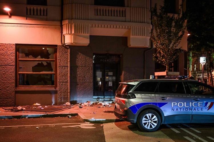  Donna ebrea pugnalata in casa a Lione