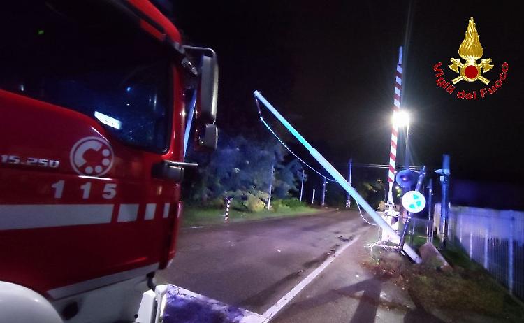 Palo pericolante al passaggio a livello di via Rosario, intervento dei vigili del fuoco