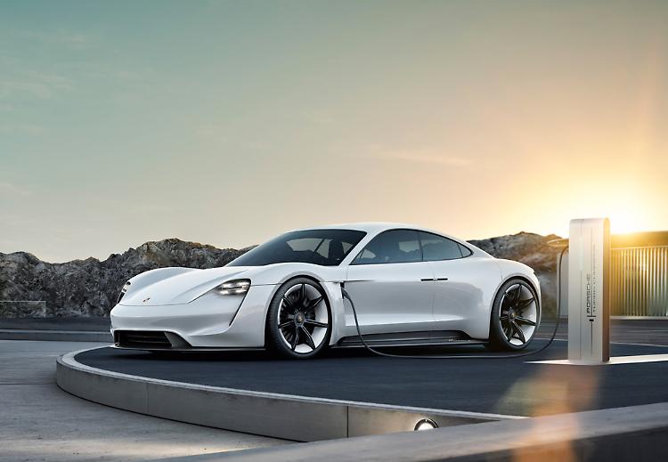 Convegno del Centro Porsche ''La rivoluzione è cominciata''